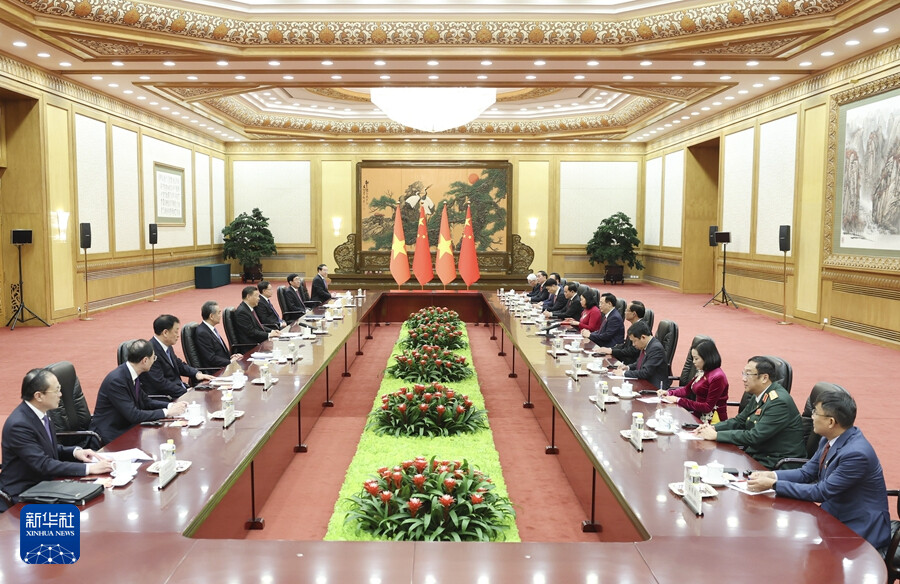 4月8日，国家主席习近平在北京人民大会堂会见越南国会主席王庭惠。新华社记者 丁海涛 摄
