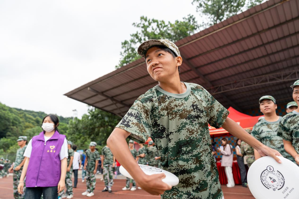 学生参与反邪创意飞盘活动