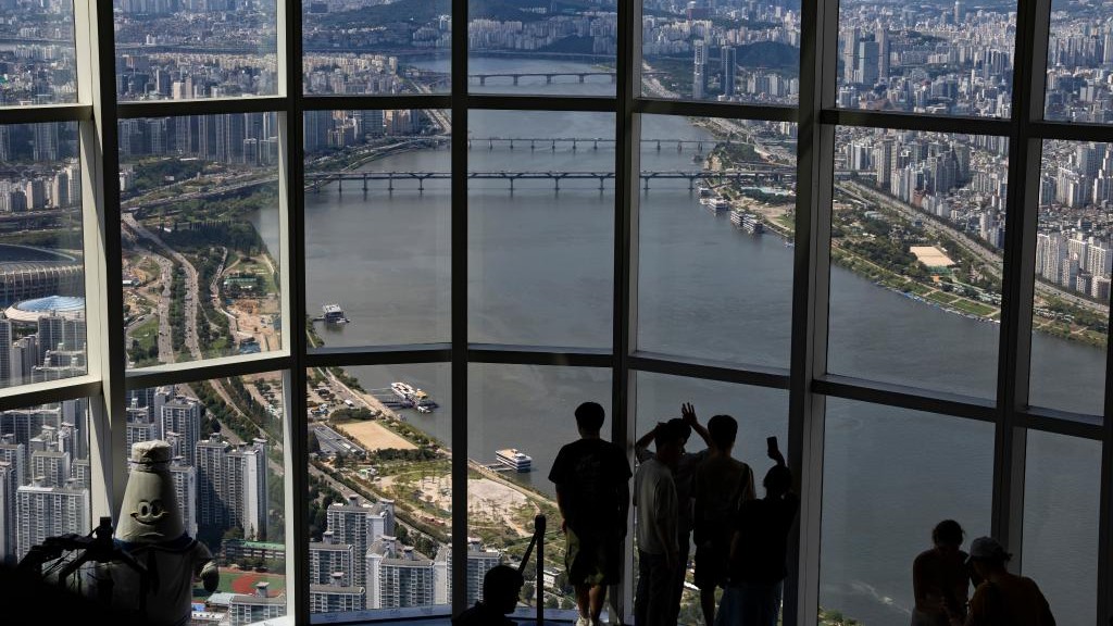 父辈是工业英雄、子女拿K-pop应援棒抗议：韩国人的“压缩”时空