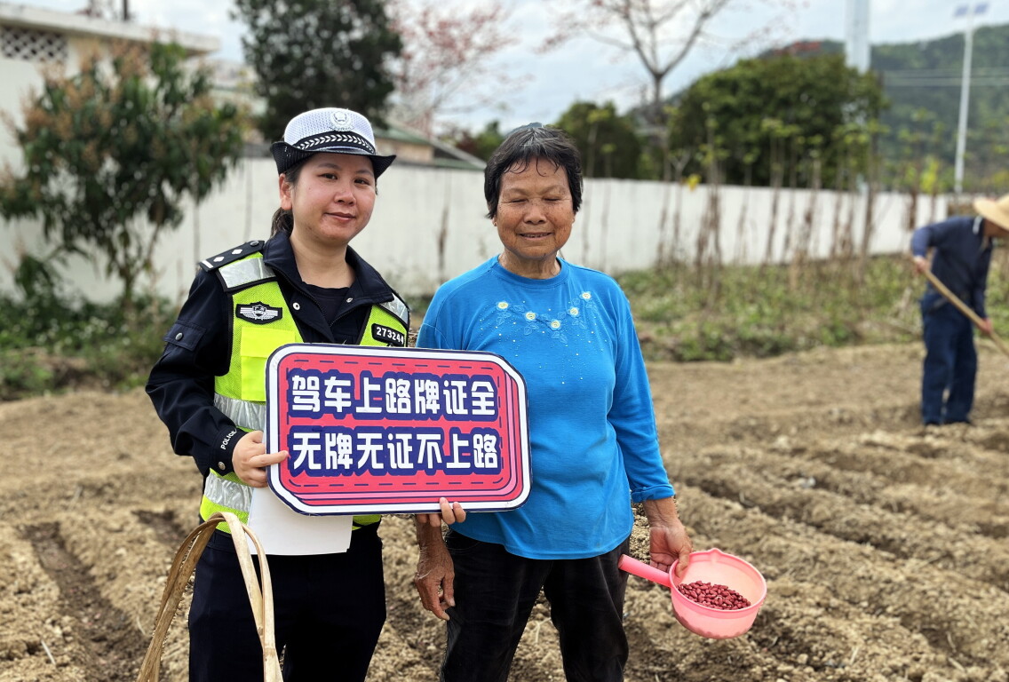郁南交警走进田间地头 助力春耕期间交通安全