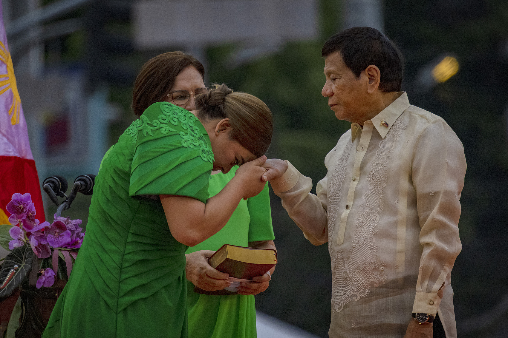 Sara Duterte greets her father after taking her oath as the next Vice President on June 19, 2022 in Davao. (CFP Photo)