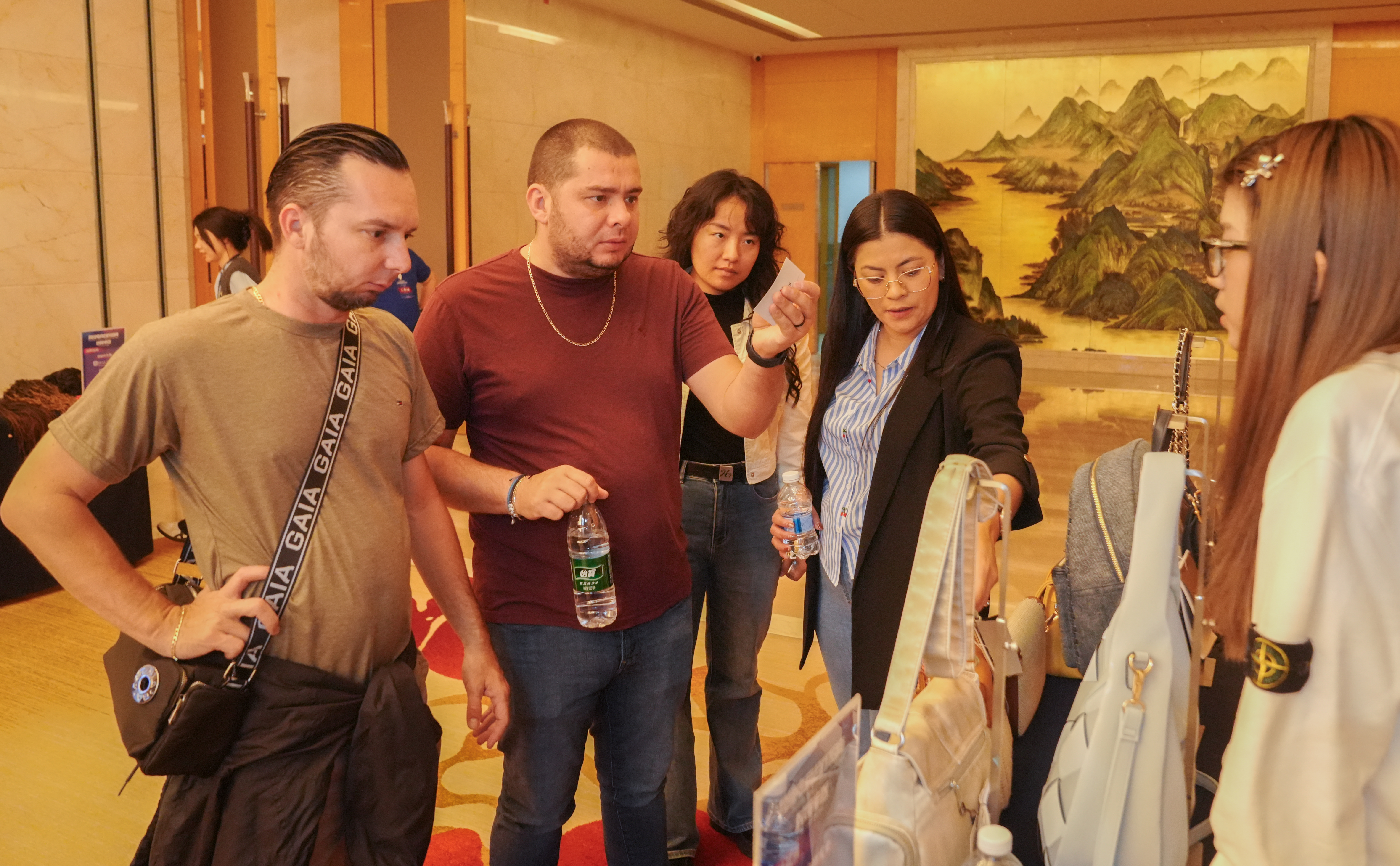 Overseas buyers chat with staffs from a local company during the event. 