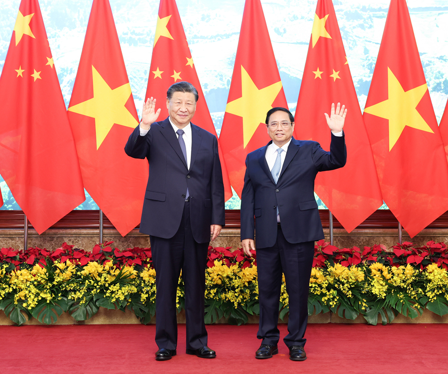 当地时间12月13日上午，国家主席习近平在河内政府驻地会见越南总理范明政。新华社记者 庞兴雷 摄