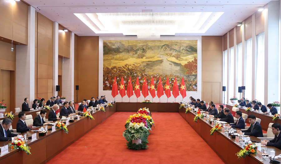 当地时间12月13日上午，国家主席习近平在河内会见越南国会主席王庭惠。新华社记者 刘卫兵 摄