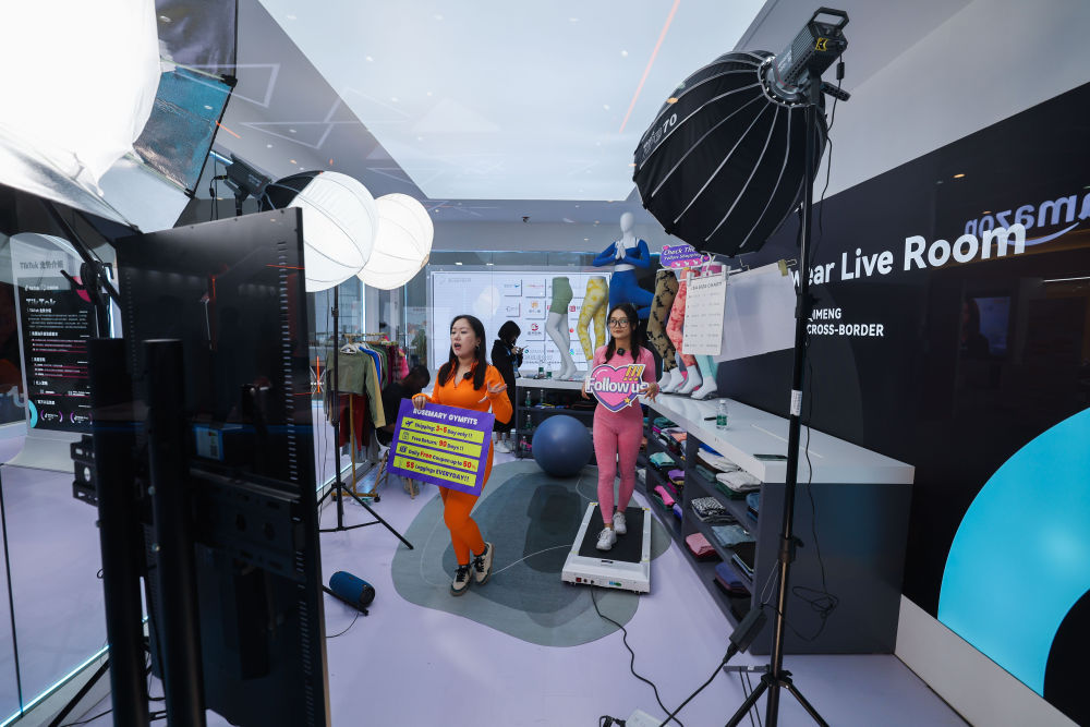 　　2023年11月23日，在浙江杭州举行的第二届全球数字贸易博览会丝路电商馆，跨境电商进行直播销售。新华社记者 徐昱 摄