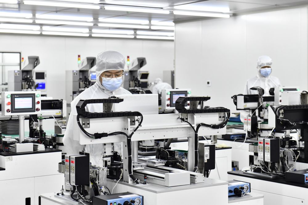 2023年6月29日，在山东省日照高新技术产业开发区智慧微电产业园，工作人员在生产滤波器。新华社记者 郭绪雷 摄