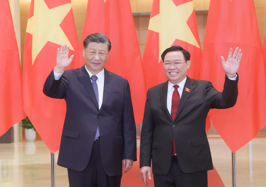 当地时间12月13日上午，国家主席习近平在河内会见越南国会主席王庭惠。新华社记者 刘卫兵 摄