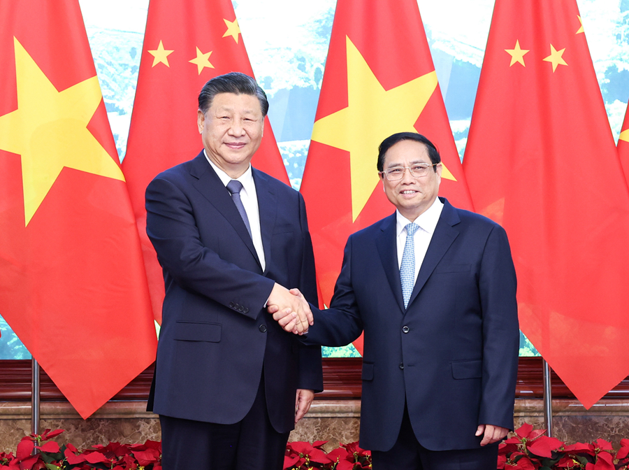 当地时间12月13日上午，国家主席习近平在河内政府驻地会见越南总理范明政。新华社记者 庞兴雷 摄