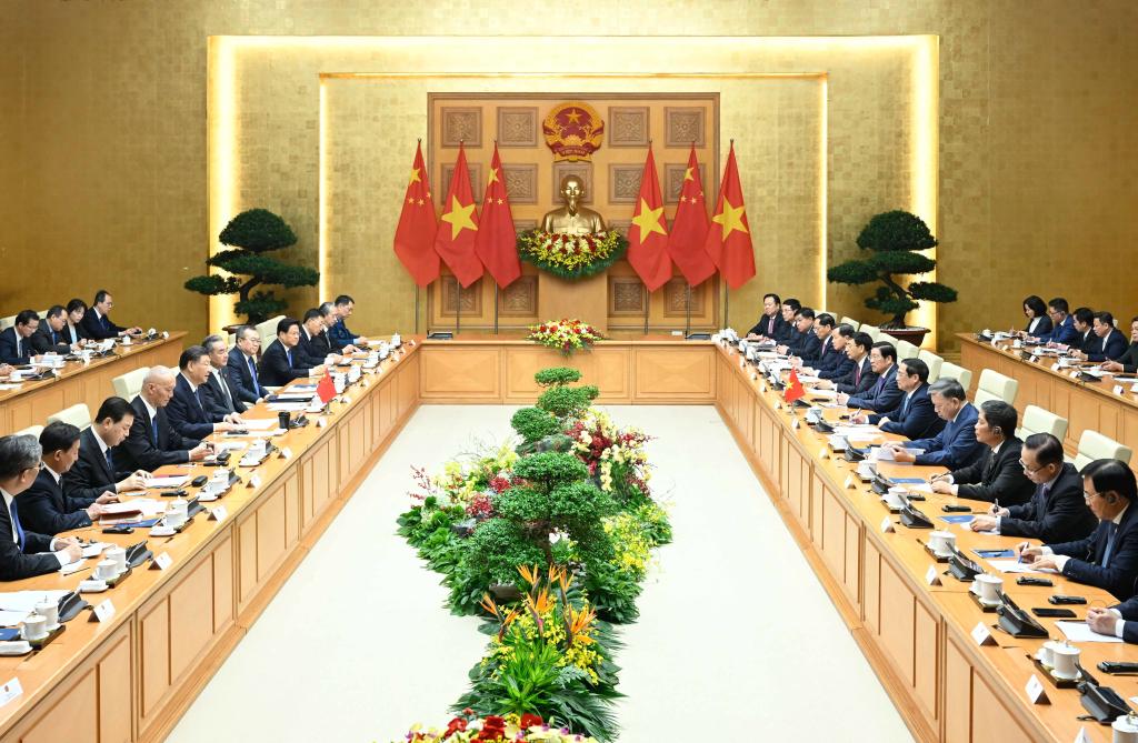 当地时间12月13日上午，国家主席习近平在河内政府驻地会见越南总理范明政。新华社记者 申宏 摄