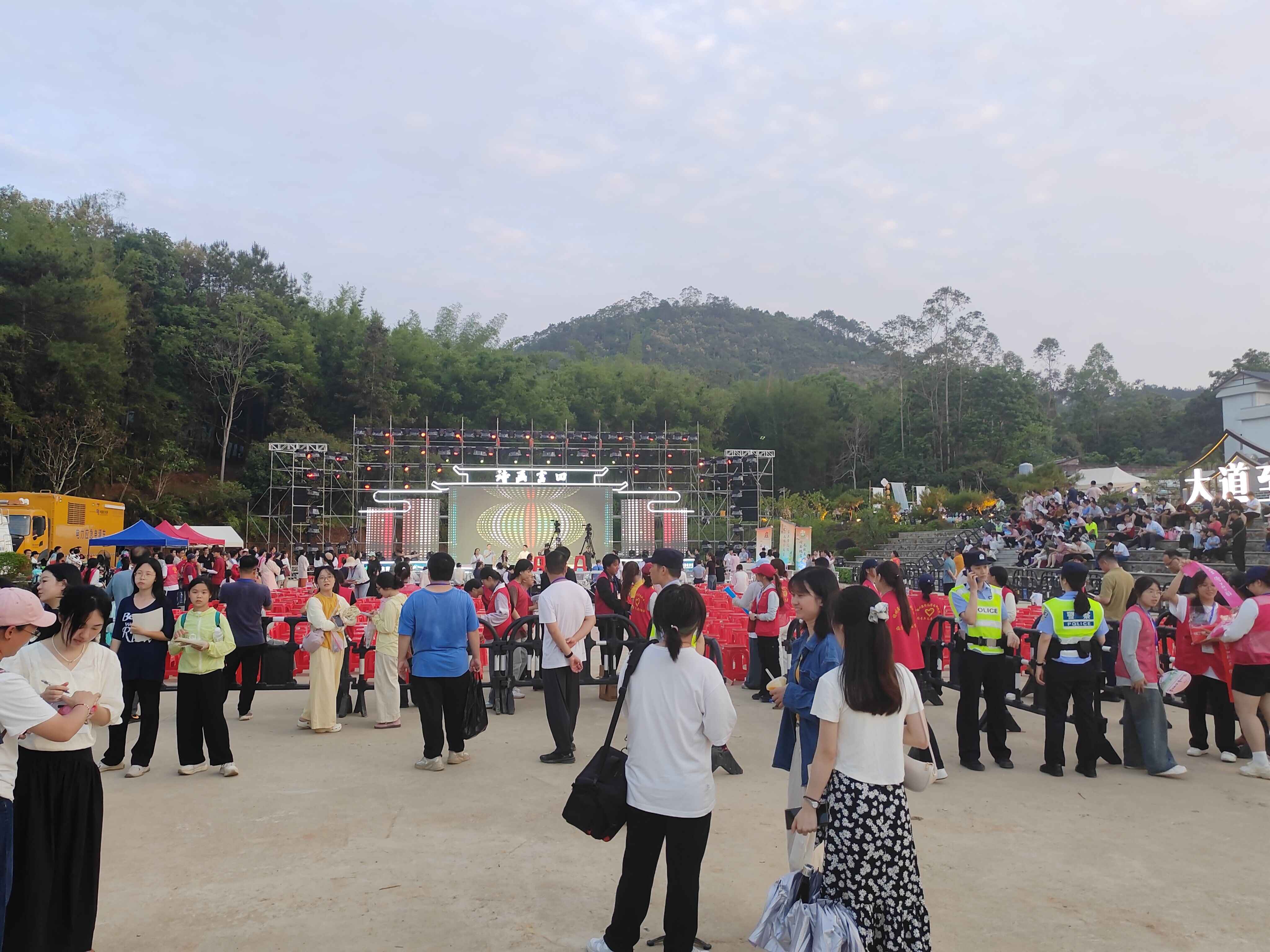 郁南参与2025年全国夏季“村晚”龙圩专场，与梧州龙圩、肇庆封开共绘乡村振兴新图景