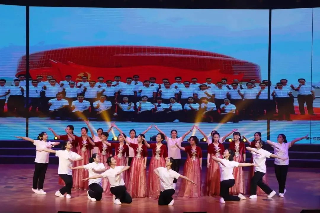广东援疆驻兵团第三师工作队上演《唱支山歌给党听》。