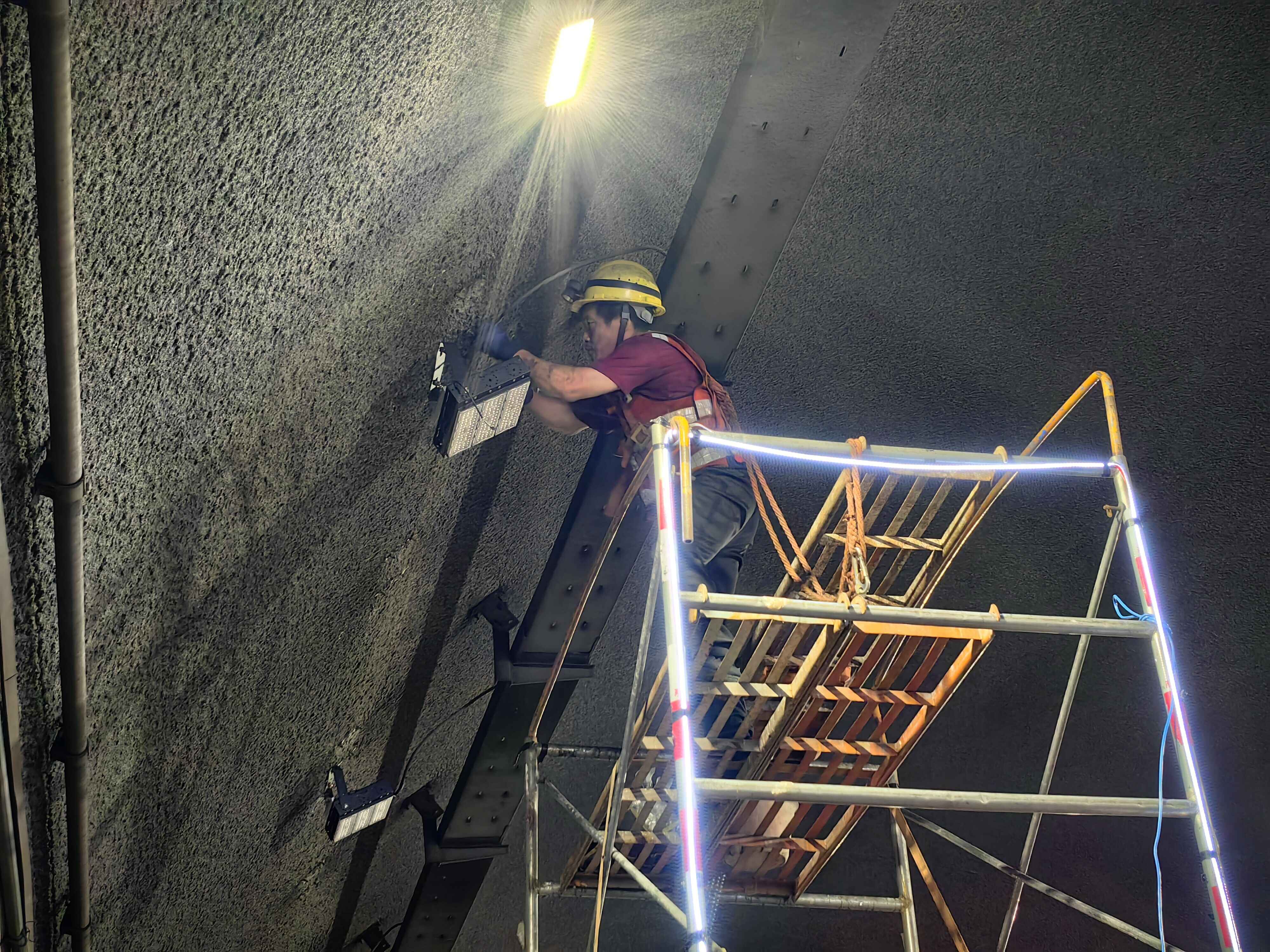云梧高速节能增亮工作成效显 15条隧道9000余灯具更新