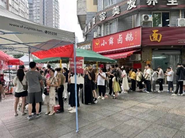 五一期间，荣昌多家卤鹅店门口排起长龙。图源：极目新闻