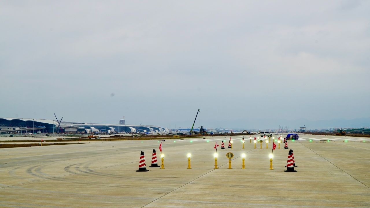 广州白云国际机场三期扩建工程第五跑道顺利亮灯