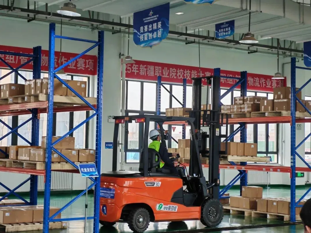 图木舒克职业技术学院在2025年新疆维吾尔自治区职业院校技能大赛中一举斩获物流服务与管理项目等2个一等奖，再度刷新校史最佳战绩。图为比赛现场。