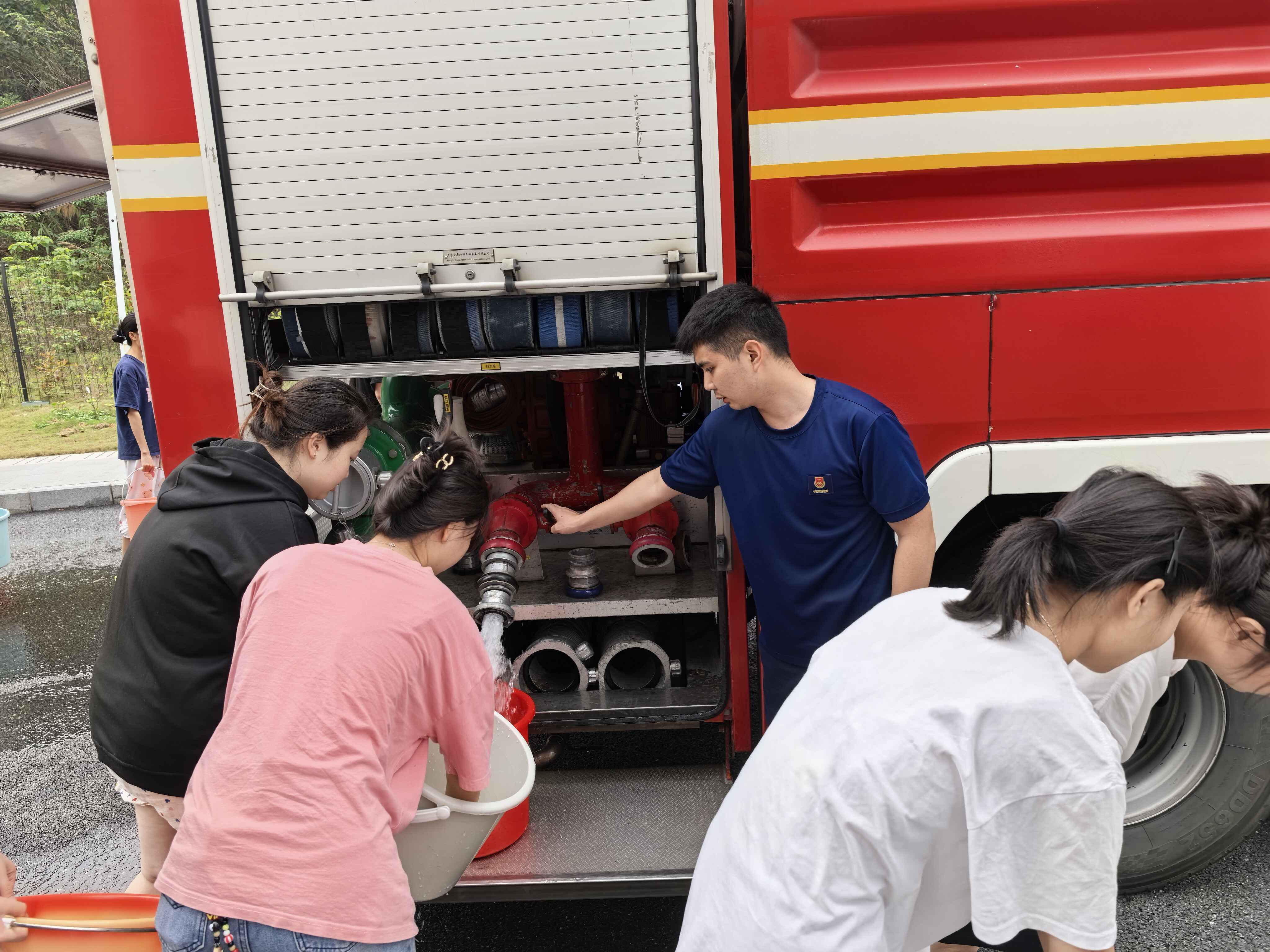 水管断裂，学校停水，新兴消防全力保障2000师生生活用水