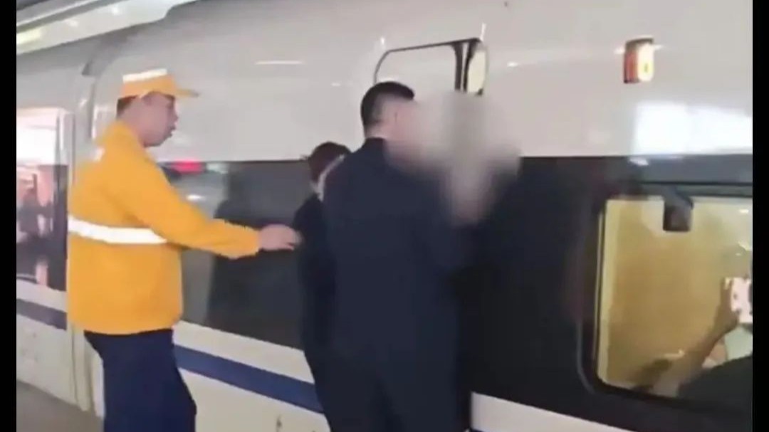 上海虹桥站有旅客扒车门？铁路上海站回应