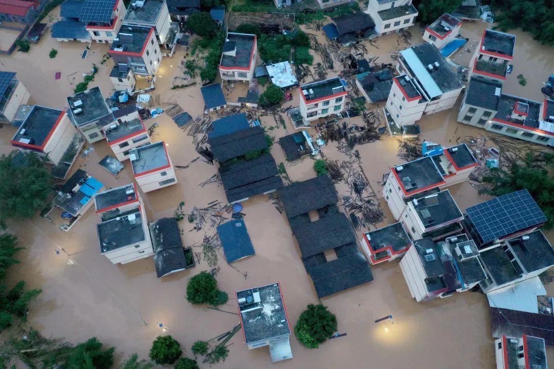 6月17日晚上7时许，怀集县怀城街道坑口村被洪水围困的航拍画面。肇庆市融媒体中心记者 刘春林 摄
