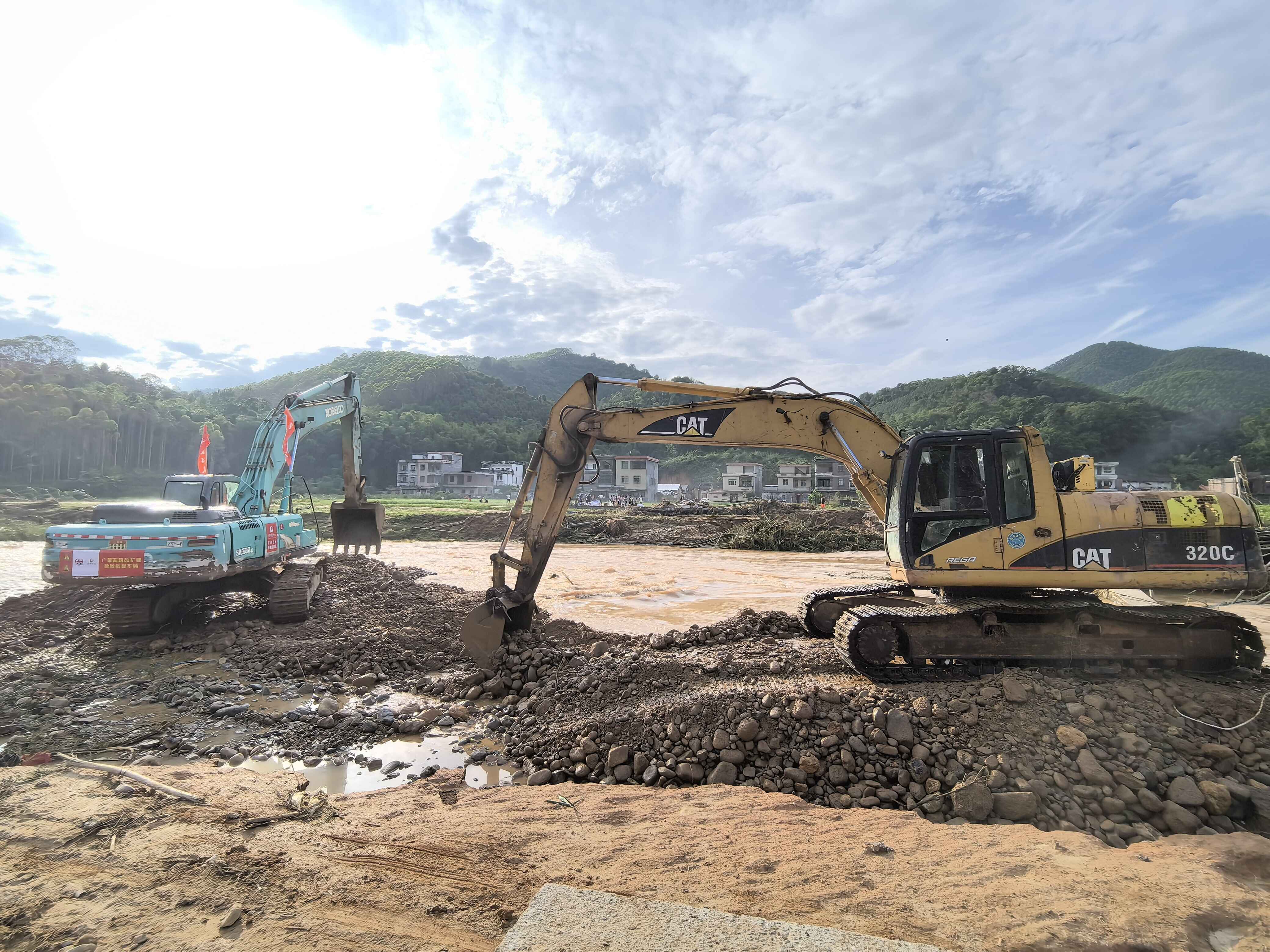 　　6月20日下午6点多，在怀集县中洲镇白良村委会蓝坑村受灾现场，在市交通局协调指挥下，保利长大工程有限公司和中铁广州局三公司派出5台挖掘机2台铲车，正密锣紧鼓地抢通该村两条被洪水毁坏的桥梁。晚上八点多，其中的蓝坑二桥经过抢修已合拢，预计当晚可全面抢通蓝坑桥和蓝坑二桥。肇庆市融媒体中心记者 刘春林 摄