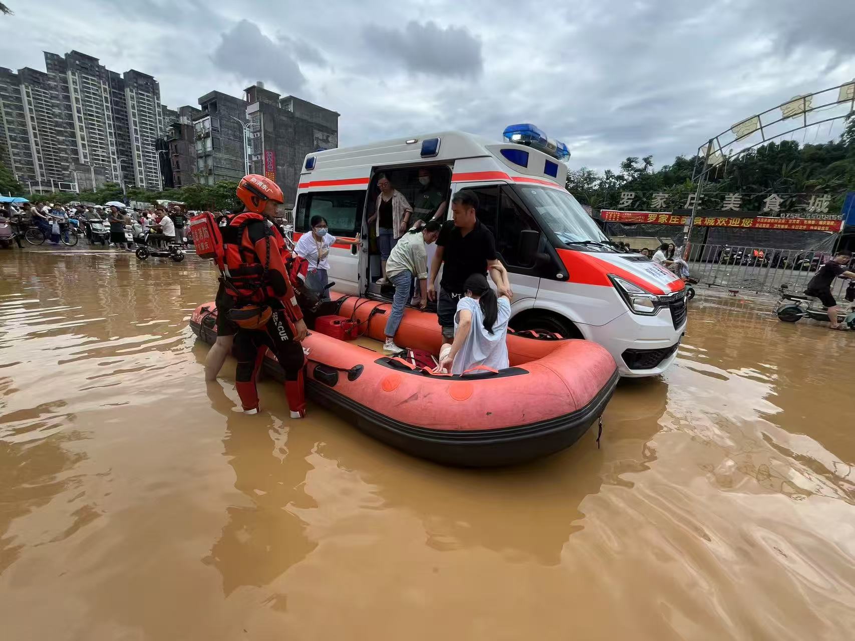 　　6月18日，怀集县中医院副院长陈家兴接到紧急求助，一位足月待产的孕妇因道路被淹无法到医院待产，情况危急。陈家兴立刻前往将孕妇护送上救护车后接回该院。随后安排急诊团队通过救援艇护送孕妇至怀集县妇幼保健院。怀集县委宣传部供图