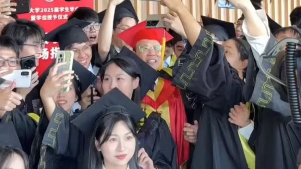 广工学位授予仪式现场，邱学青校长变身人气王！
