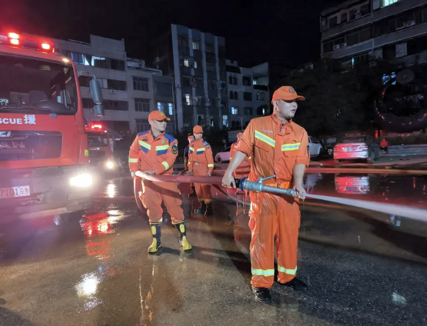 　　6月20日，广宁县消防救援大队出动两辆消防车15人，携带手抬泵、照明、铁锹等器材和通信设备、药品、食物等后勤保障物资驰援怀集。图源广宁县消防救援大队