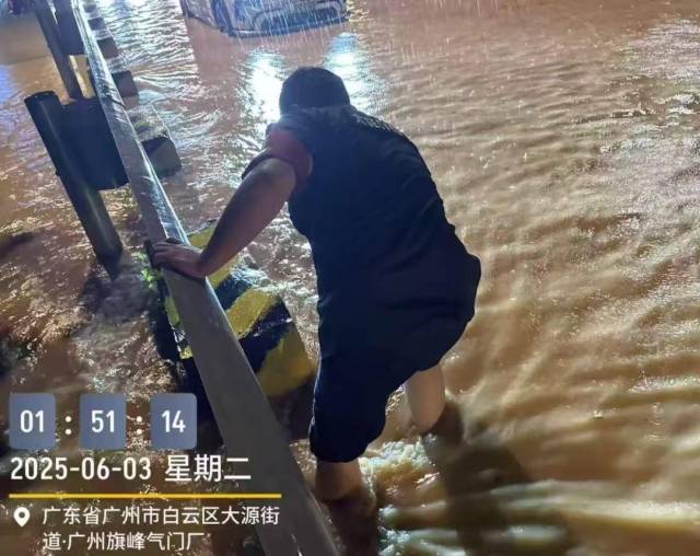 汤伟鹏光着脚清理堵塞物。