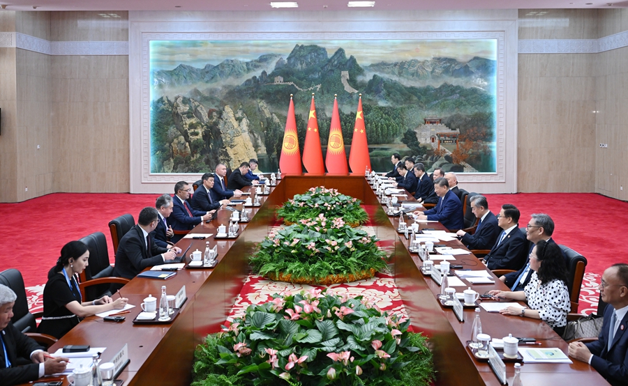 8月31日上午，国家主席习近平在天津迎宾馆会见来华出席2025年上海合作组织峰会和纪念中国人民抗日战争暨世界反法西斯战争胜利80周年活动的吉尔吉斯斯坦总统扎帕罗夫。新华社记者 谢环驰 摄