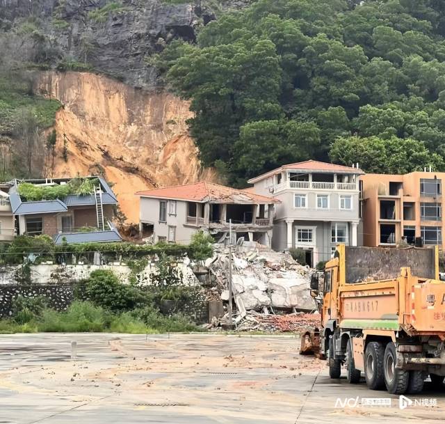 山体滑坡导致大源村房屋垮塌。实习生王新瑞摄