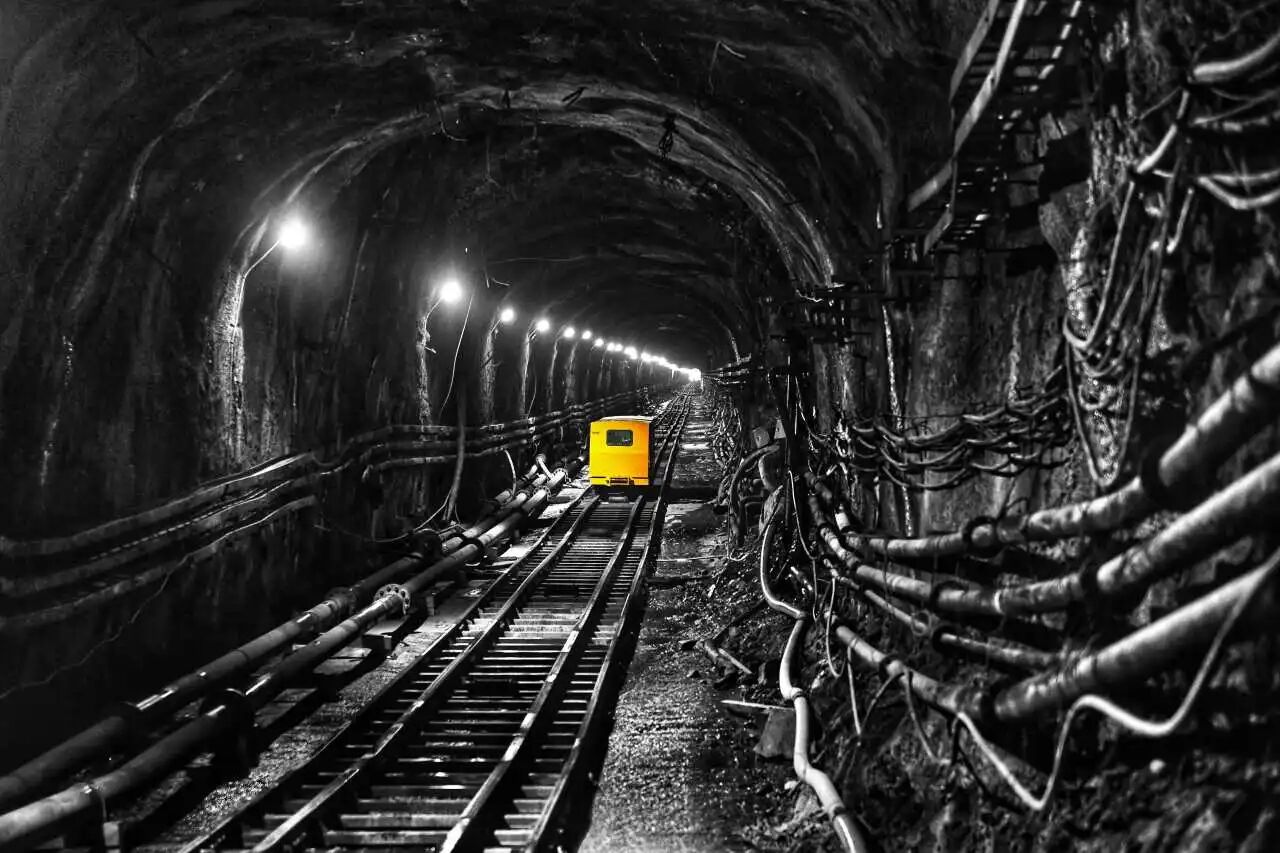 ● 2015年的春天,江门中微子实验项目建设启动。科学家和工人们开始挖掘一条斜井(1341米)和一条竖井(616米),并向地下700米挺进。图为2022年2月,斜井人车行驶在建设中的斜井