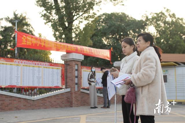 2024年12月,杨晓婷在妈妈的陪同下前往教师资格证面试考场。 2024年12月,杨晓婷在妈妈的陪同下前往教师资格证面试考场。