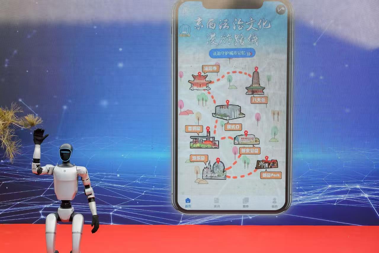 △2025年12月1日,北京石景山区“宪法宣传周”系列活动正式启动。机器人“小法”带领观众开启了一场京西特色法治路线的“云端漫游”。