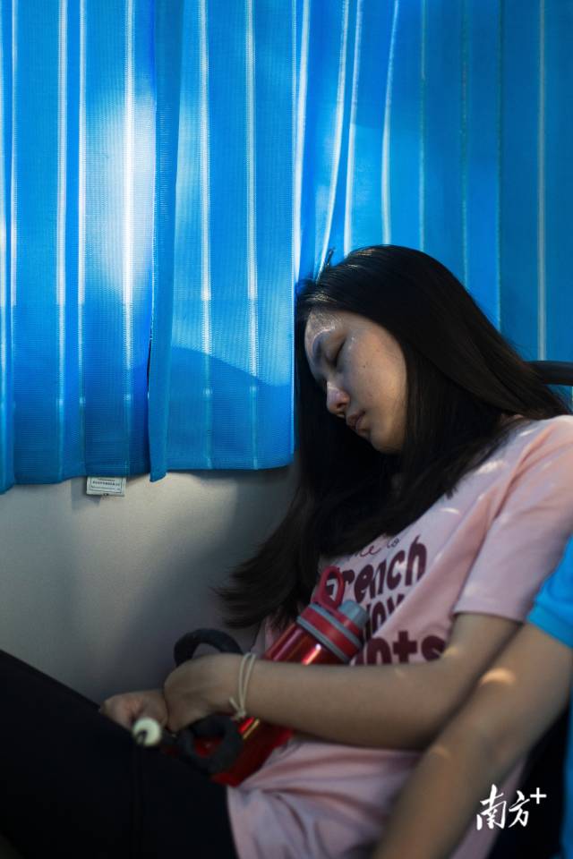 训练结束后,杨晓婷在接送大巴上睡着了。 训练结束后,杨晓婷在接送大巴上睡着了。