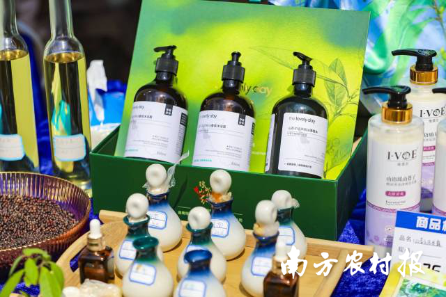 这些是山苍子睡眠枕、蒸汽眼罩、沐浴露、精油等山苍子加工产品,清香淡雅的味道深受消费者喜欢 这些是山苍子睡眠枕、蒸汽眼罩、沐浴露、精油等山苍子加工产品,清香淡雅的味道深受消费者喜欢