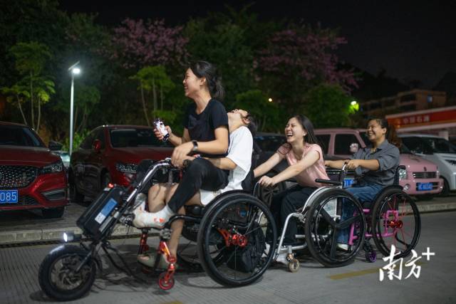 训练之余,杨晓婷与队友一同体验电动轮椅。 训练之余,杨晓婷与队友一同体验电动轮椅。