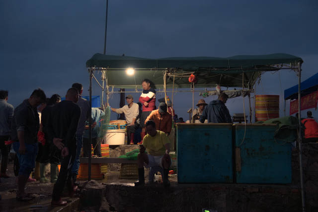 凌晨四点,茂名博贺渔港在冷风中苏醒。(黄坚文 摄) 凌晨四点,茂名博贺渔港在冷风中苏醒。(黄坚文 摄)