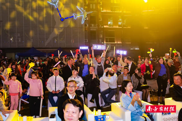 群众观赛热情高涨。  