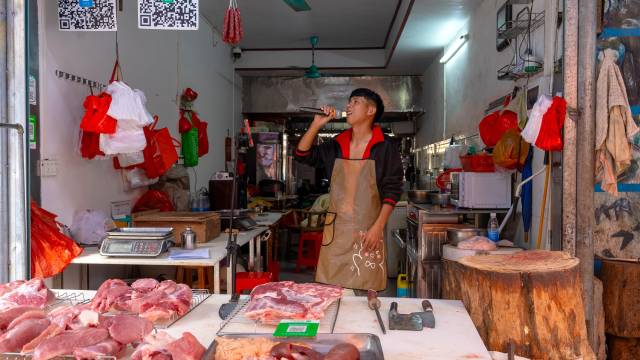 谢国宝闲暇时在档口高歌。  