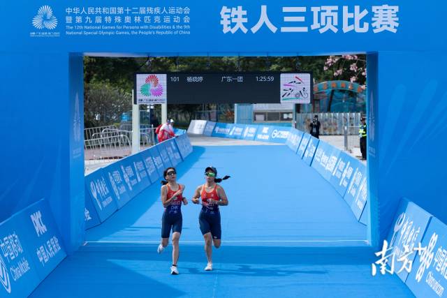 2025年11月27日,杨晓婷在引导员谭嘉怡的牵引下,完成“残特奥会”铁人三项比赛。 2025年11月27日,杨晓婷在引导员谭嘉怡的牵引下,完成“残特奥会”铁人三项比赛。