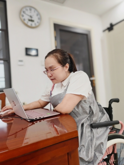 杜诚诚在准备电影解说稿。受访者供图