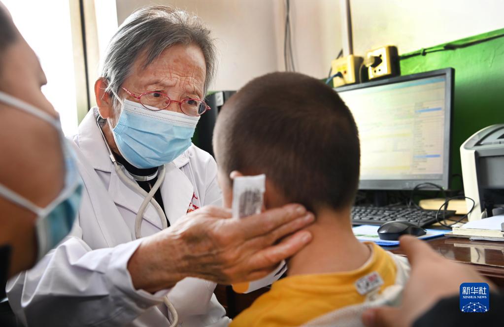 路生梅在陕西佳县人民医院“路生梅诊室”为患儿诊断病情（2022年9月17日摄）。新华社记者 陶明 摄