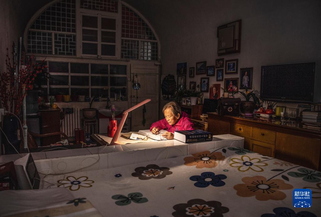 路生梅在窑洞里挑灯学习（2022年9月16日摄）。新华社记者 陶明 摄