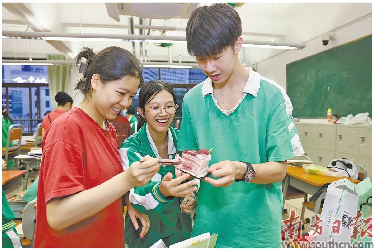 考生回班级与同学吃蛋糕庆祝。年高南方日报记者 苏韵桦 摄