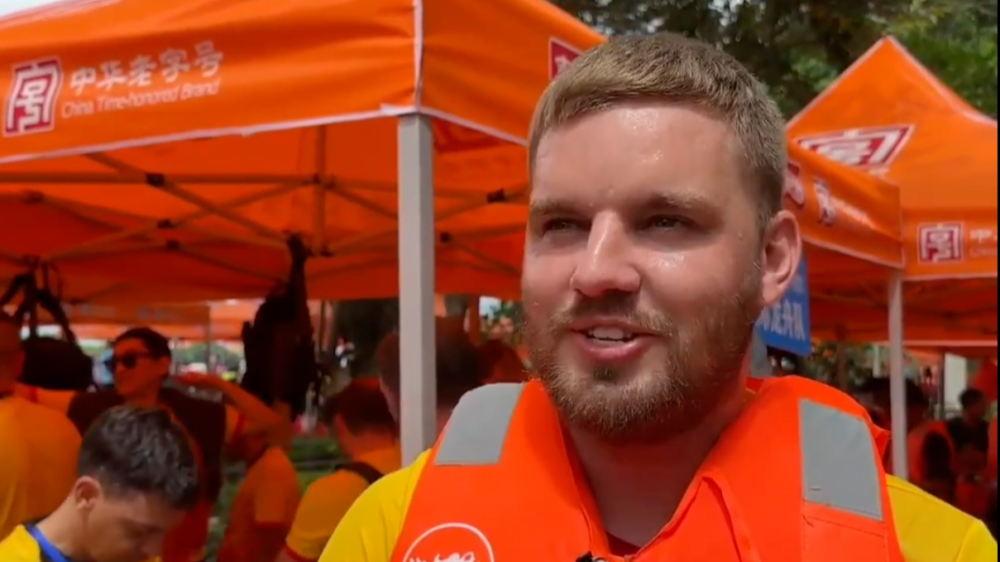 Video｜Foreign paddlers gather in Jiangmen for dragon boat, why are they attracted to the sport?