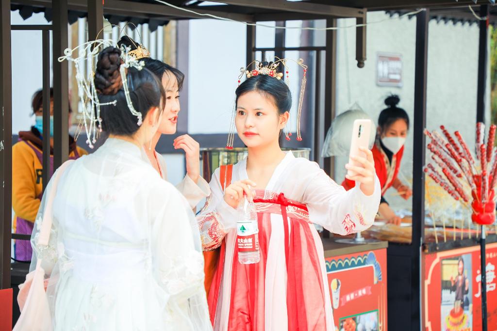 贵州都匀秦汉影视城身穿传统服饰的游客。（都匀市融媒体中心供图）