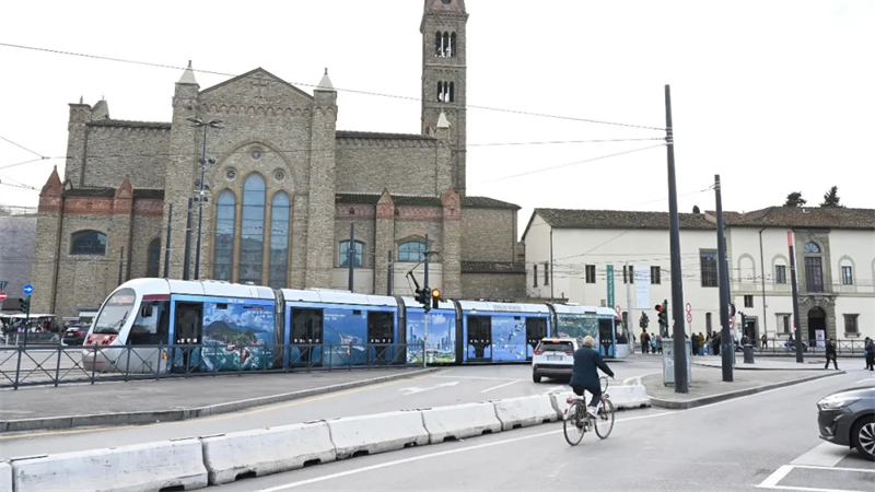 Shenzhen incroyable ! Le « tramway spécial de Shenzhen » fait son apparition dans les rues d’Italie