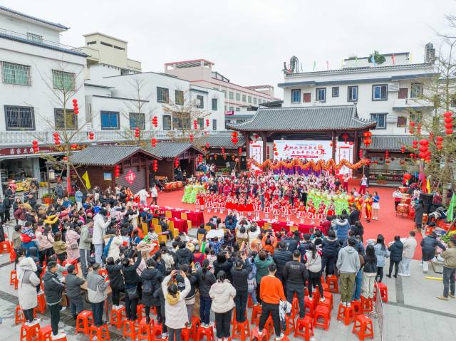 如今，“村晚”已成为广东乡村文化的重要载体。图为2024年全国春节“村晚”广东佛冈分场。谢进扬 摄