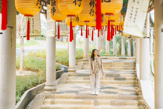 　　每年新春伊始，便有众多游客到韶关南华寺、云门寺、东华禅寺祈福，祈求幸福美满平安顺遂。今年春节，跟着真乡推荐官的脚步一起，开启新年的祈福之旅吧。柯学潜 摄