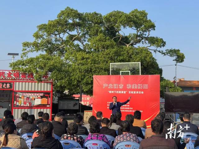 唱歌表演 《草原上升起不落的太阳》。