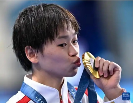 2024年8月6日，在巴黎奥运会跳水项目女子10米跳台决赛中，中国选手全红婵获得金牌。新华社记者 王鹏 摄